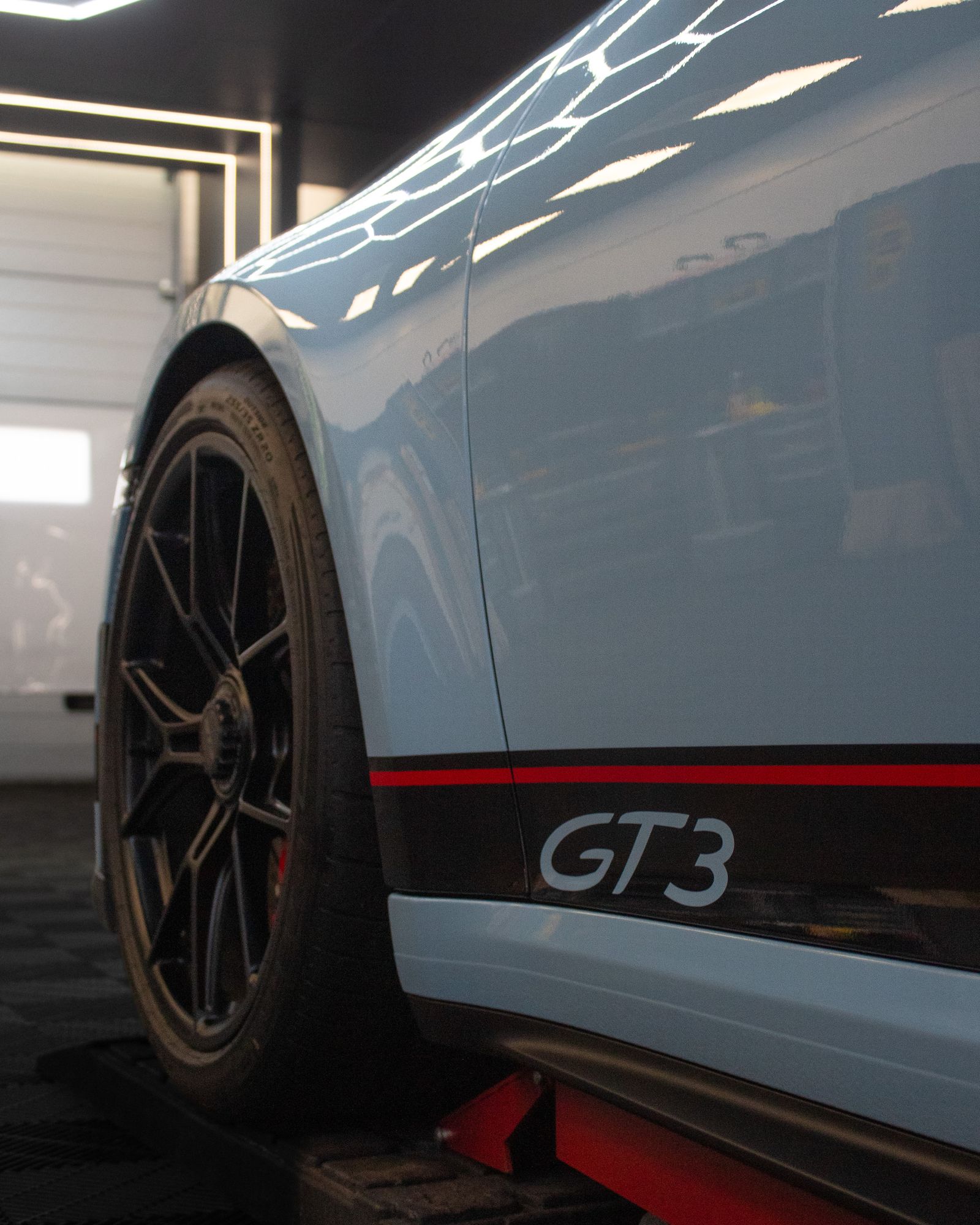 Light blue Porsche 911 GT3, side skirt detail